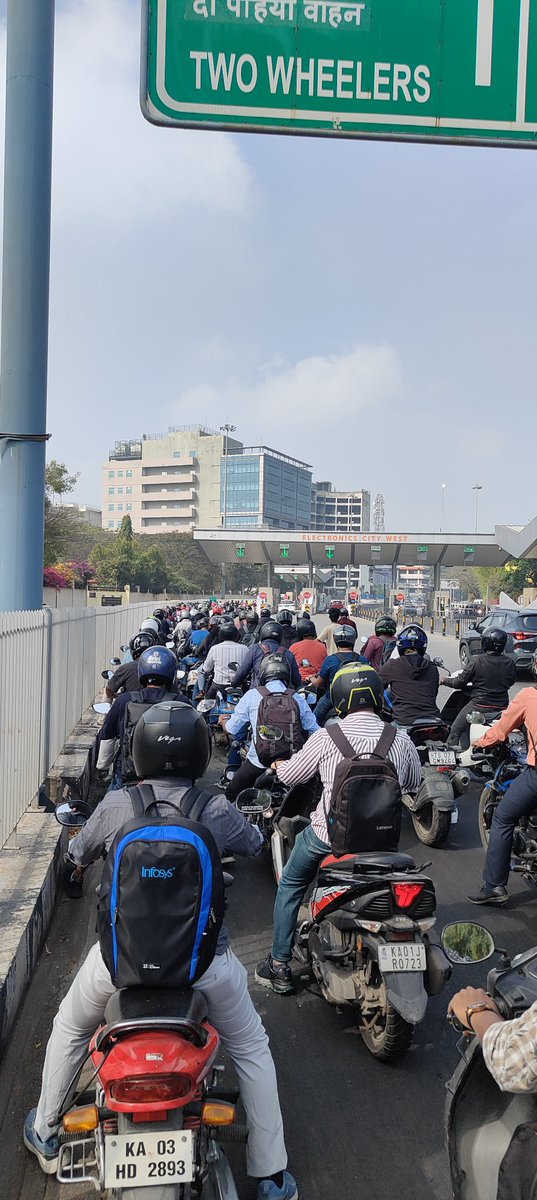 Vivekmarjun's tweet photo. "Stuck on the Electronic City Flyover Toll for 45 minutes! Can't believe the traffic congestion! @ELCITA_IN what's the solution to this daily ordeal? @blrcitytraffic https://t.co/MHvwv3JEVA