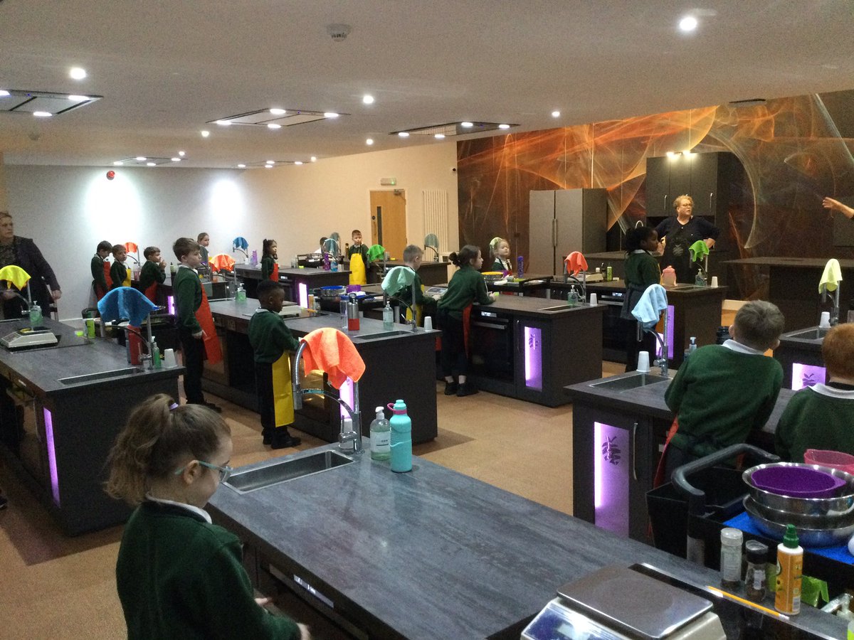 year3ijs tweet media