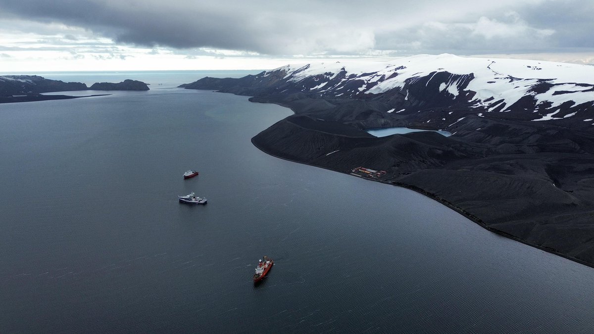 ¡Histórico! Por primera vez, los tres barcos oceanográficos Hespérides, Sarmiento de Gamboa y Odón de Buen coinciden en la Bahía de la Isla Decepción, un hito en la ciencia y la colaboración internacional. 🌊🔬 #Ciencia #Investigación #Oceanografía #IslaDecepción