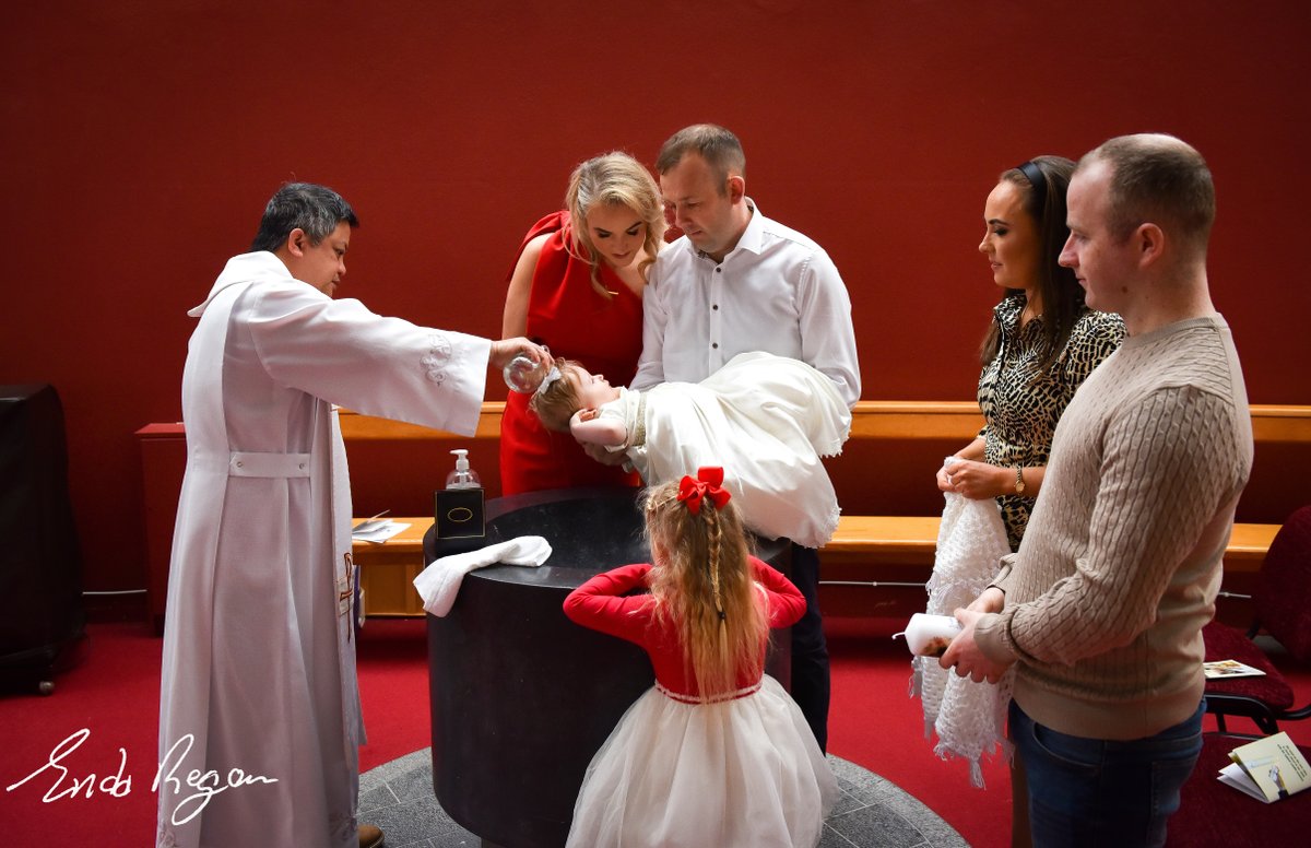 bit.ly/4guxpNz I had a brilliant morning with Melissa and Dean and their young family for their youngest's Christening. The church looked festive and really added to the photos.