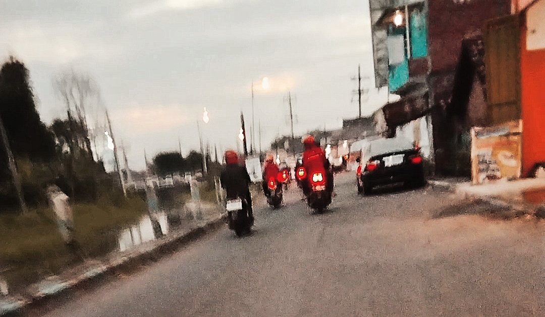 Ada sedan hitam terparkir sudah 3malam di jalan kebon Anom (bug grujug) ini kalau malam gelap, mohon hati2, takutnya ada yg ngantuk trus tertempel..<a href="/e100ss/">Radio Suara Surabaya</a>