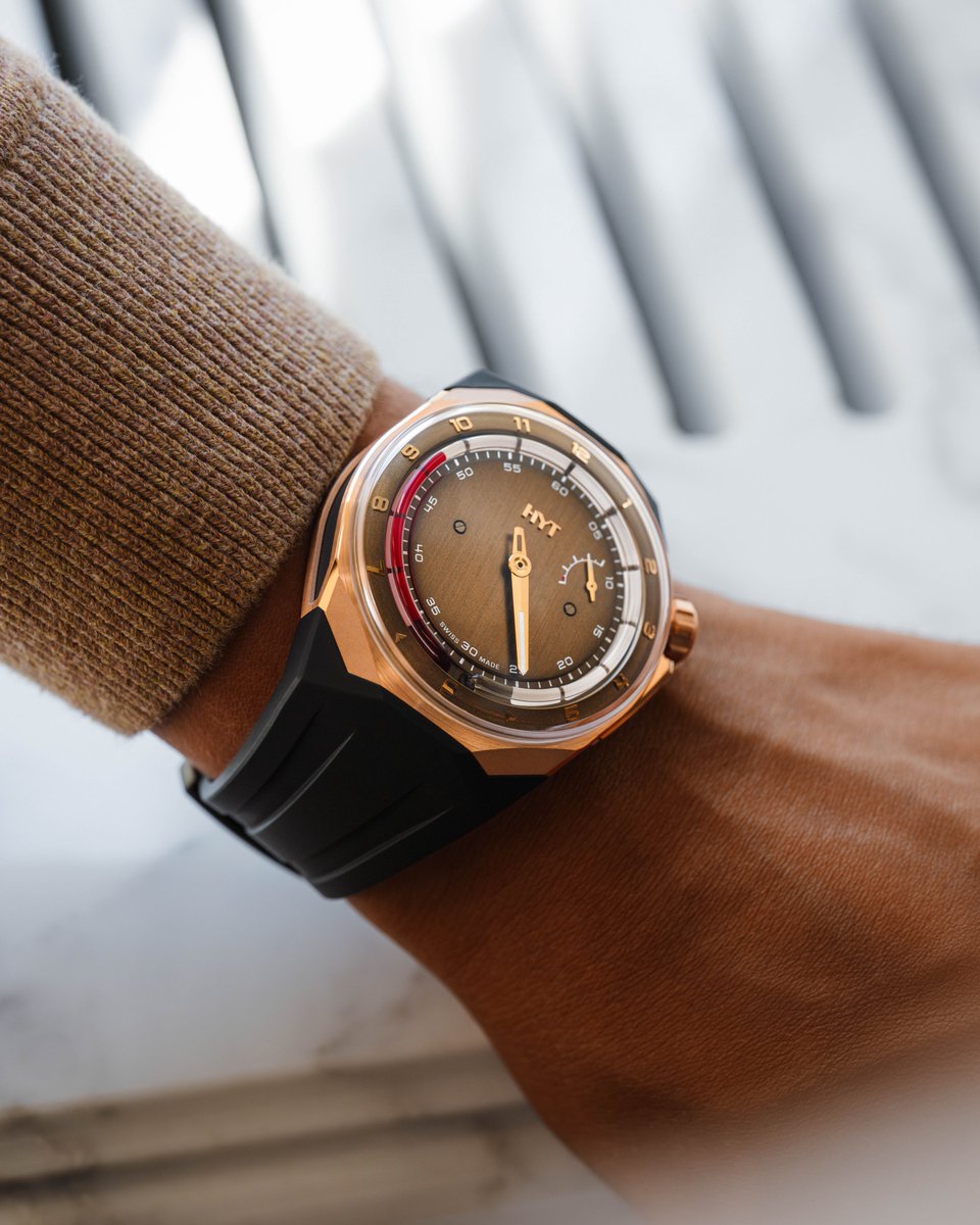 The T1 Millésime Edition in chocolate, encased in 5N gold, showcases HYT’s revolutionary fluidic time display technology. Available for a limited time only.