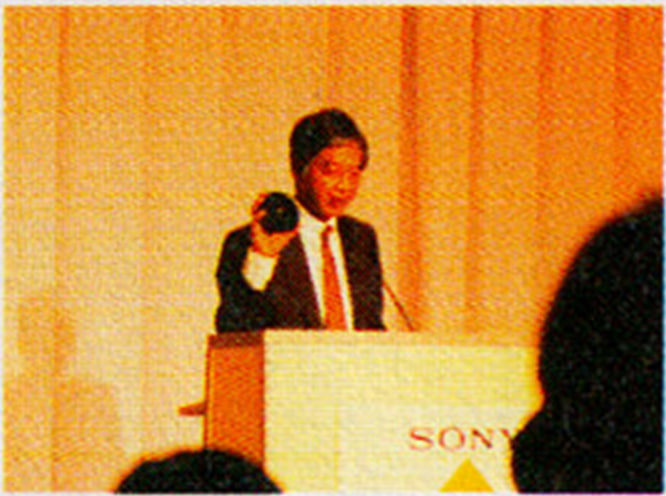 dart_emugamer's tweet image. Teruhisa Tokunaka, Vice President of Sony Computer Entertainment, shows off THE iconic black PlayStation disc at a press conference in Tokyo, held right before the console&apos;s launch in 1994! 🖤💿 #PlayStation #Sony #RetroGaming #PS1 #GamingHistory