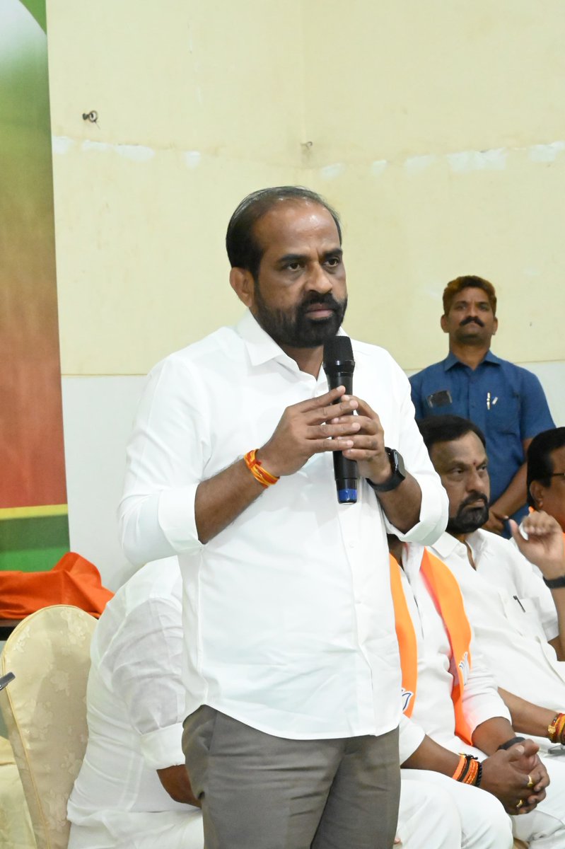 satyakumar_y's tweet photo. భారతీయ జనతా పార్టీ ఆధ్వర్యంలో ఉమ్మడి కృష్ణా, గుంటూరు జిల్లాల గ్రాడ్యుయేట్​ ఎమ్మెల్సీ ఎన్నికల్లో ఎన్డీయే(టీడీపీ, బీజేపీ, జనసేన) కూటమి బలపరిచిన అభ్యర్థి శ్రీ ఆలపాటి రాజేంద్రప్రసాద్ గారి విజయాన్ని కాంక్షిస్తూ ఏర్పాటు చేసిన ఆత్మీయ సమావేశంలో పాల్గొన్నాను.

ఆలపాటి గారి విజయానికి కృషి చేయాల్సిందిగా పార్టీ నాయకులు, కార్యకర్తలను కోరాను. టీడీపీ, జనసేన నాయకులు, కార్యకర్తలను కలుపుకుని ఈ ఎన్నికల్లో ముందుకు సాగాలని విజ్ఞప్తి చేశాను.
#AndhraPradesh #mlcelections2025 @BJP4Andhra @JaiTDP @JanaSenaParty  @ArogyaAndhra @ncbn @PawanKalyan #NDA