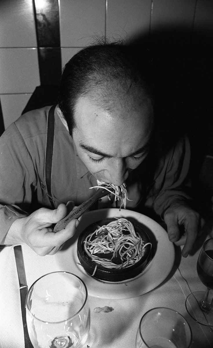 Hoy es el cumpleaños de #JavierGurruchaga 
Aquí en la #Barcelona de 1978
En esa época vivia allí y acompañé a #JuanCruzUnzurrunzaga, que fue manager de La Orquesta Mondragón y a #popotxo al mítico Restaurante Amaya en plenas ramblas. Las angulas debían estar buenísimas...