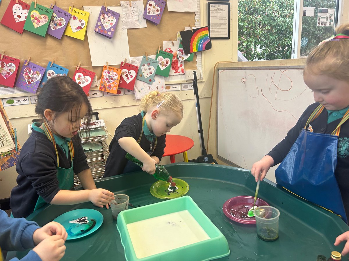The children worked together mixing soap, milk and food colouring to create different heart patterns. 💚 nurture 💚 respect 💚creativity