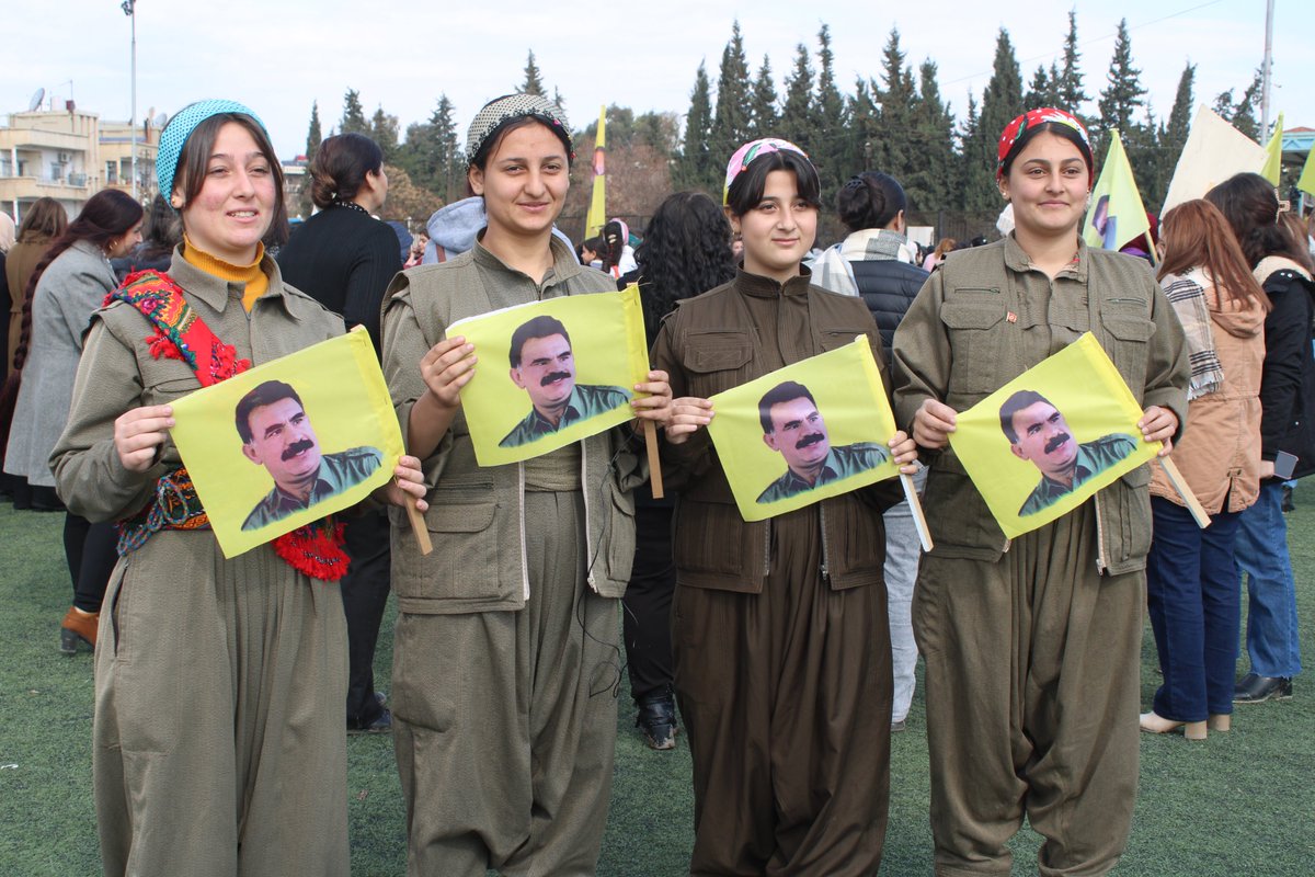 starkongra1's tweet photo. مسيرة جماهيرية نسائية بحضور العديد من  نساء مدن؛ تل تمر والدرباسية والشدادي في مقاطعة الجزيرة، أن نضال القائد عبد الله أوجلان من أجل حرية المرأة، هو سبب نزولهن إلى الساحات للمطالبة بحريته.

لن نترك الساحات.. نضال المرأة مستمر حتى تحقيق حرية القائد عبد الله أوجلان الجسدية. https://t.co/q8cYQs45vX