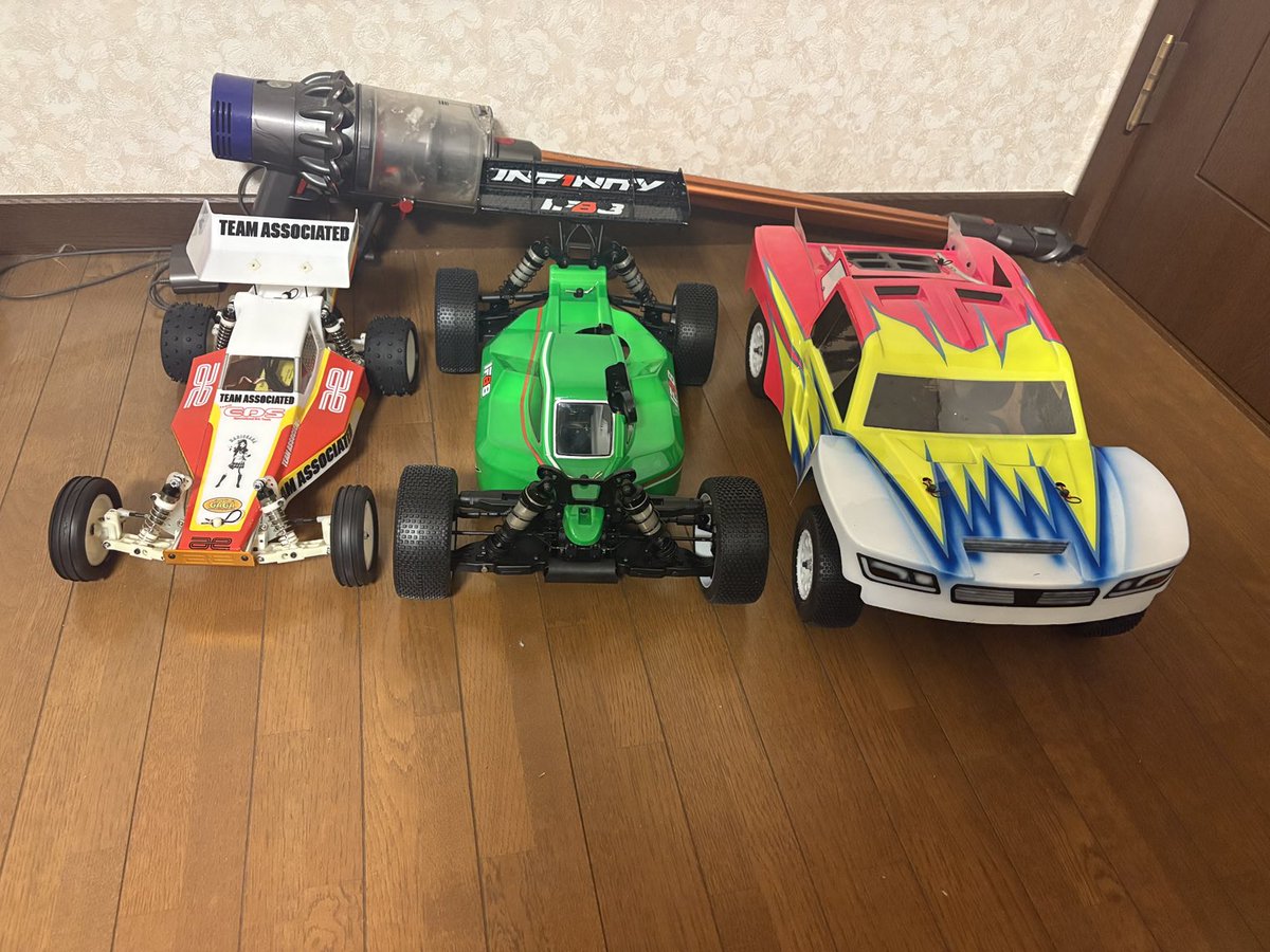 9LD8ndgoP5GbIbv's tweet photo. ハチイチバギーより先にSCがいたから大きさがマヒしてる
#RC10TEAMCAR
#IFB8
#associatedSC6 https://t.co/NHs8qsU6YF