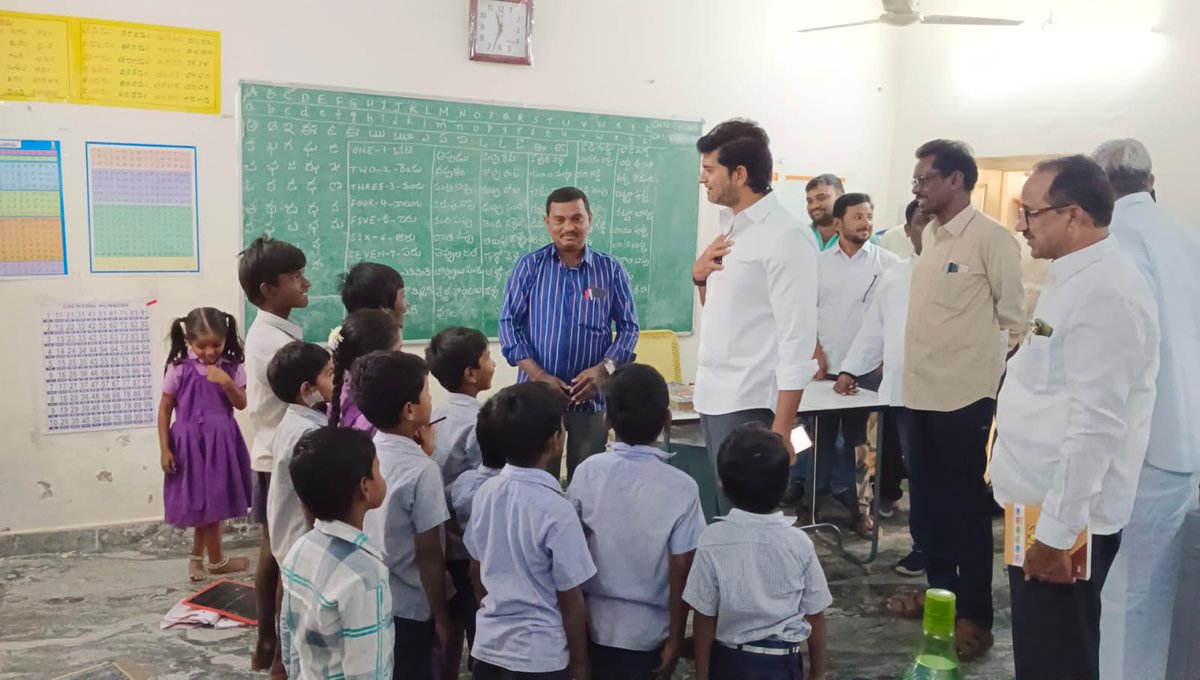 JCPRTDP's tweet image. నేడు తాడపత్రి మండలంలోని  గంగాదేవి పల్లి, ఇగూడూరు, పులి ప్రొద్దుటూరు గ్రామాలలో పల్లెబాట కార్యక్రమం నందు  పర్యటించి  వారి సమస్యలు అడిగి తెలుసుకున్న  ఎమ్మెల్యే జేసీ అష్మిత్ రెడ్డి గారు..
#AdminPost @JaiTDP @JanaSenaParty @BJP4India