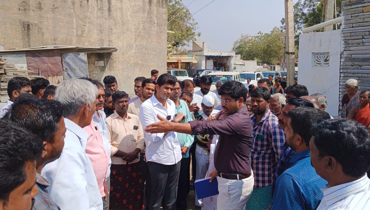 JCPRTDP's tweet image. నేడు తాడపత్రి మండలంలోని  గంగాదేవి పల్లి, ఇగూడూరు, పులి ప్రొద్దుటూరు గ్రామాలలో పల్లెబాట కార్యక్రమం నందు  పర్యటించి  వారి సమస్యలు అడిగి తెలుసుకున్న  ఎమ్మెల్యే జేసీ అష్మిత్ రెడ్డి గారు..
#AdminPost @JaiTDP @JanaSenaParty @BJP4India