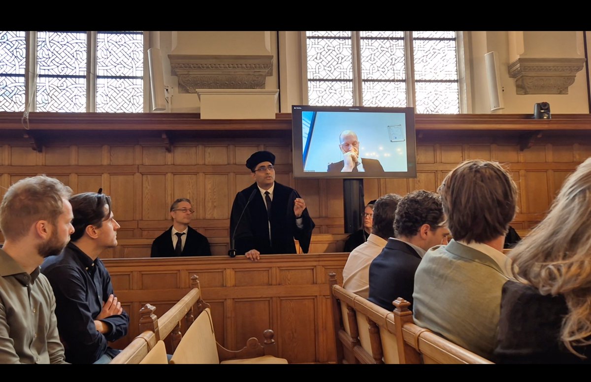 Had the pleasure of participating in the doctoral committee of Max Kloet's PhD defence in Leiden in the traditional attire from Leiden University, "Toga". Was a wonderful experience and reminded me of my graduation day a while ago. 🥂 😇