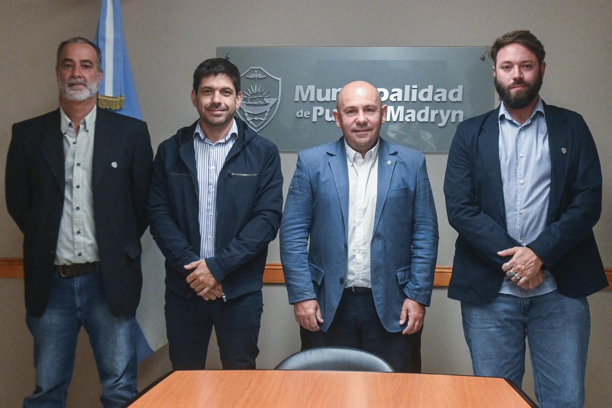 Gus_Sastre's tweet photo. En el marco de la reestructuración de la Secretaría de Obras Públicas y Desarrollo Urbano, hoy asumieron los arquitectos Tommaso Grioni como secretario y César Ruvira como subsecretario de Obras y Proyectos. 

Así, avanzamos en la planificación del 2025 con el objetivo de seguir impulsando acciones que mejoren la calidad de vida de los madrynenses.