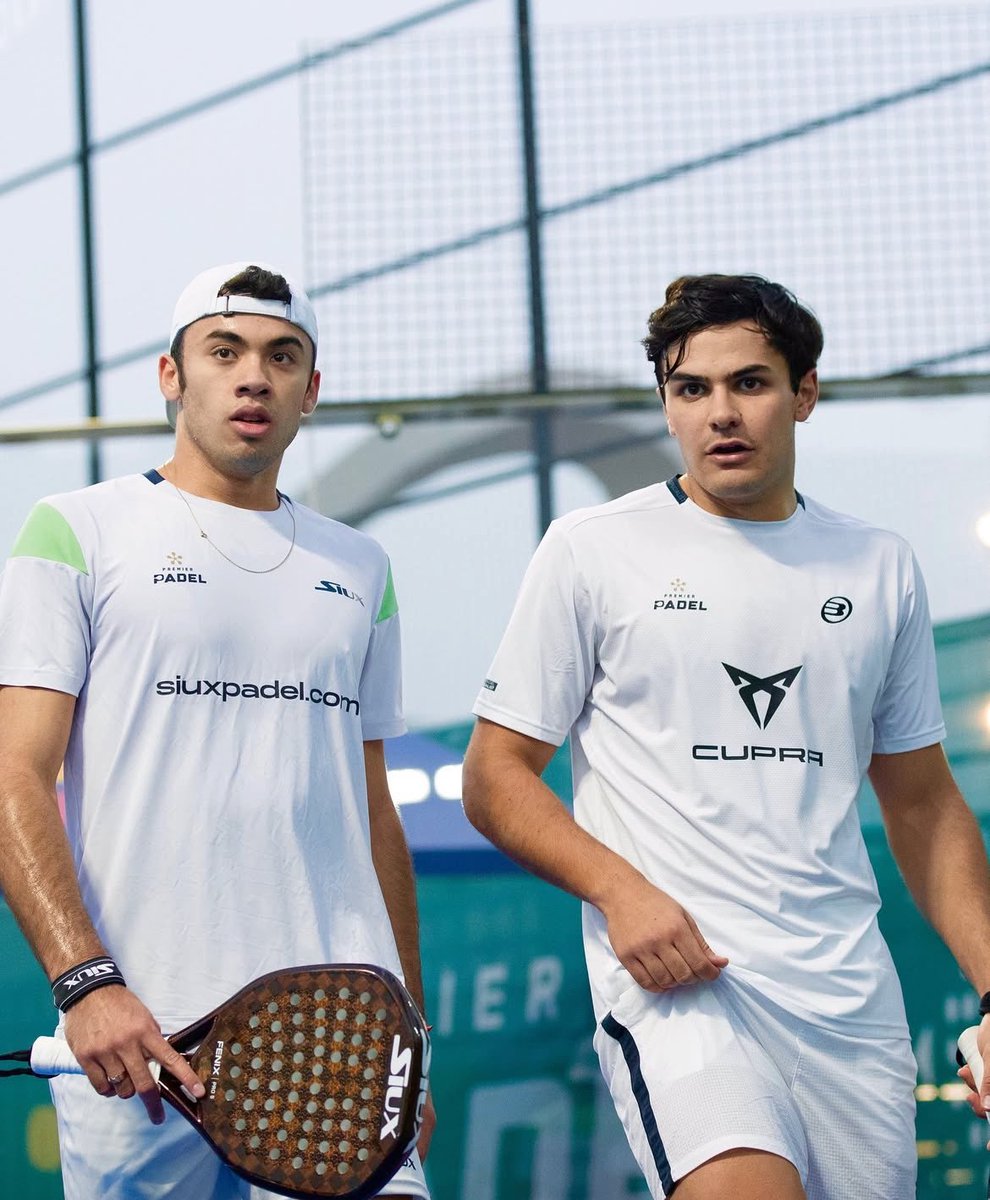 elpadeldehoy's tweet photo. 👊🏼 Golpe sobre la mesa de los bombarderos

Cardona y Augsburger vencen a Jon y Momo por 7-6 y 6-3

Si ayer decíamos que deben encontrar regularidad en su juego y medir sus errores, hoy se lo han tomado muy en serio. Partido redondo, luciendo pegada y muy serios en los momentos clave. Gran muestra de madurez.

🔴 Paso rápido de Sanz y Momo por Riyad. Ayer tuvieron un buen debut pero hoy no encontraron su juego y se han visto superados por sus rivales.
