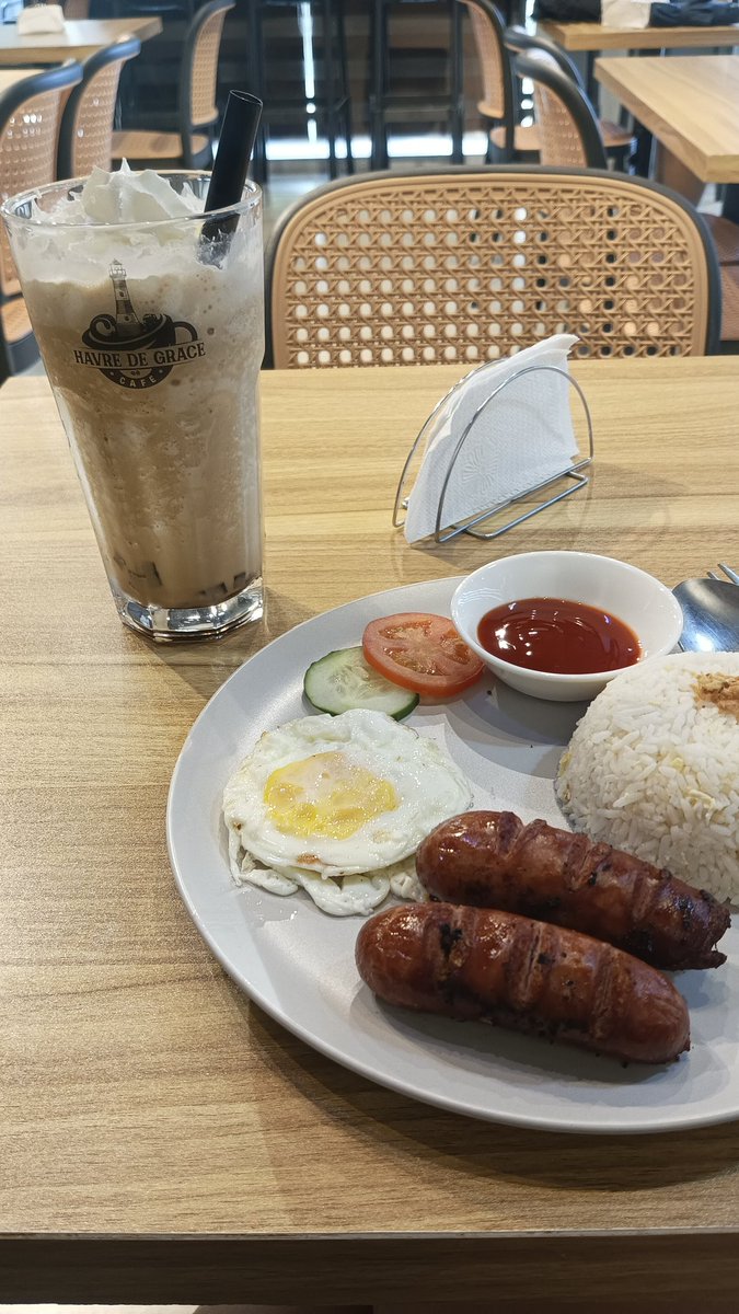 sh_rmn_'s tweet photo. Naitawid natin, mare @nikizefanya 
Kala ko sa moa garden ako matutulog eh. Nakapag @HDGCafe pa nga bago umuwi. Hihe https://t.co/Drn587Frov