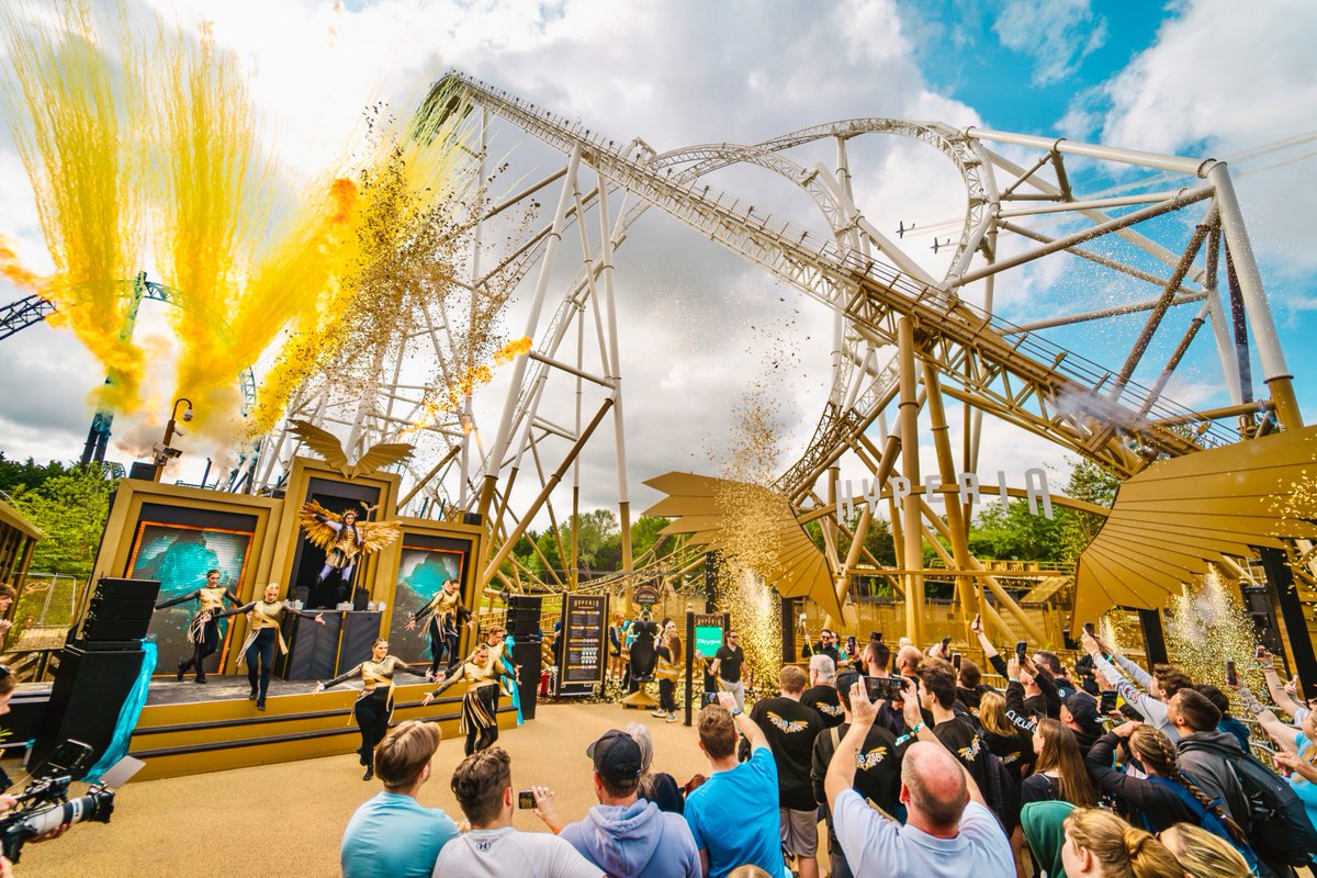MerlinapUK's tweet photo. (1/2) We asked YOU to vote on your favourite rollercoaster launch day of 2025...

And the winner is: Hyperia! 🪽🎢

With fan outfits and bucket-loads of enthusiasm, Passholders flocked to the epic opening of the UK's tallest and fastest rollercoaster! 

#passholderschoiceawards https://t.co/zYYzChLM1n