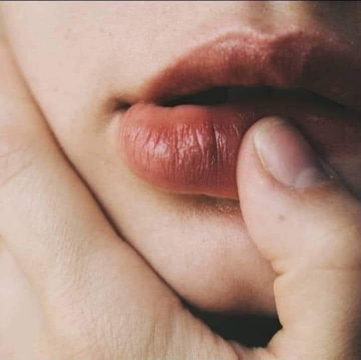 10002000WH's tweet image. اريد تقبيلك  باااشتهاء واكتفي
كي افقد عقلي وصوابي 
مرهق انا يا سيدتي وشفتاك خمر معتق منذ ولادتي....