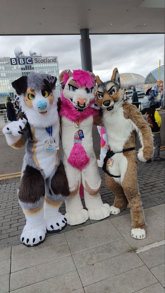 Can’t believe I got a photo in between these two handsome furs ~ 🥰 😍#ScotiaCon 

🐶<a href="/BlueNosedMutt/">M A R S H !</a>
