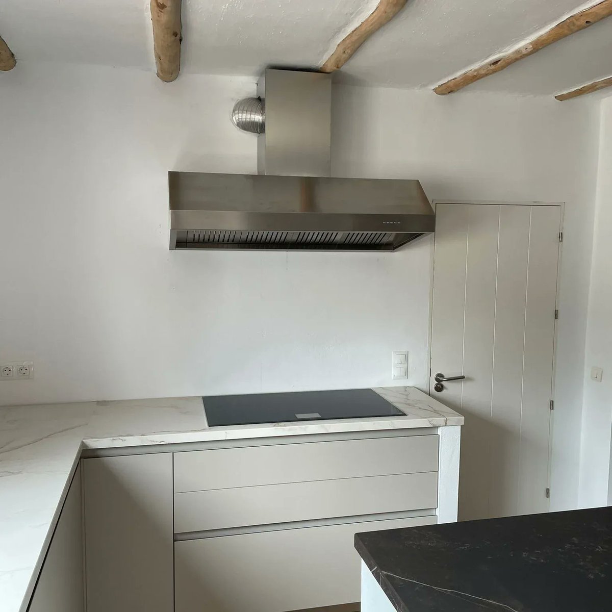 idecocina's tweet photo. ¿Funcionalidad o estética? ¡No tienes que elegir!

Diseña una cocina que sea tan práctica y bonita:
✅ Distribución inteligente para optimizar el flujo de trabajo
✅ Espacios amplios de almacenaje sin sobrecargar el diseño
✅ Materiales duraderos que combinan resistencia y estilo https://t.co/Qv6apxD5h3