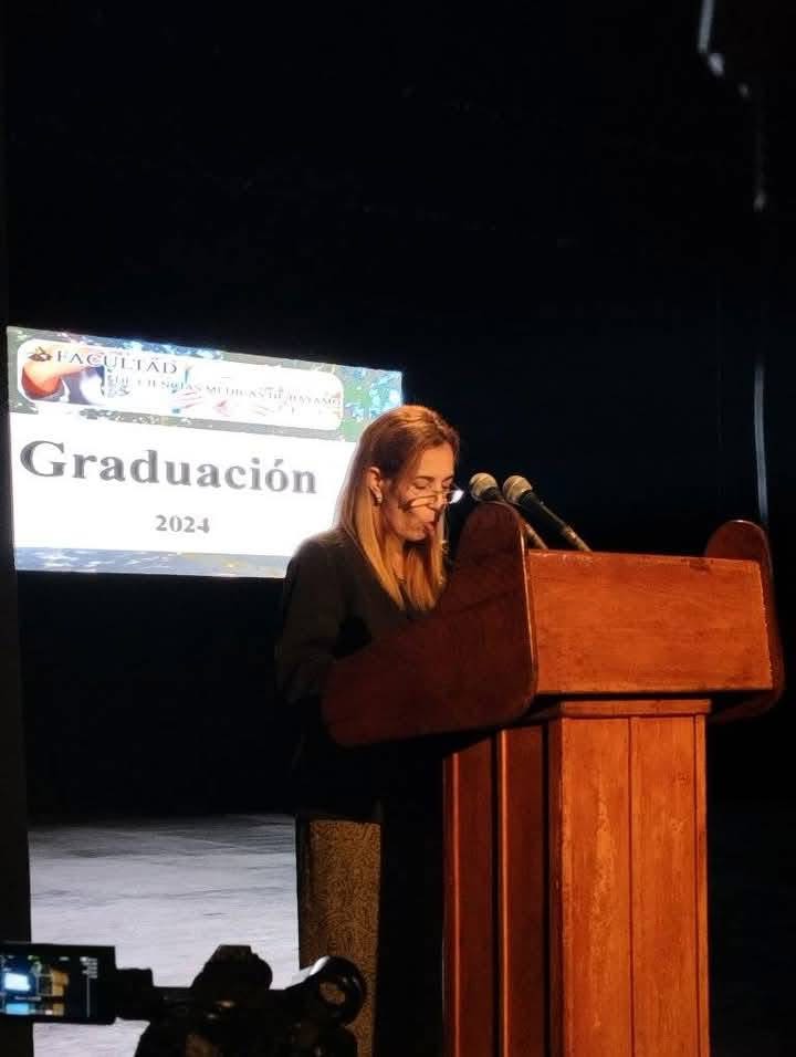 erick_corcoles's tweet photo. ¡Mañana de sueños cumplidos!🧑‍🎓🗞️
En el Teatro Bayamo de nuestra ciudad se desarrolló la Graduación 2024 de la Universidad de Ciencias Médicas en la Facultad de Bayamo.  183 egresados pertenecientes a las carreras de Enfermería y Tecnología de la Salud recibieron su título. https://t.co/Ovcb6UkjEg