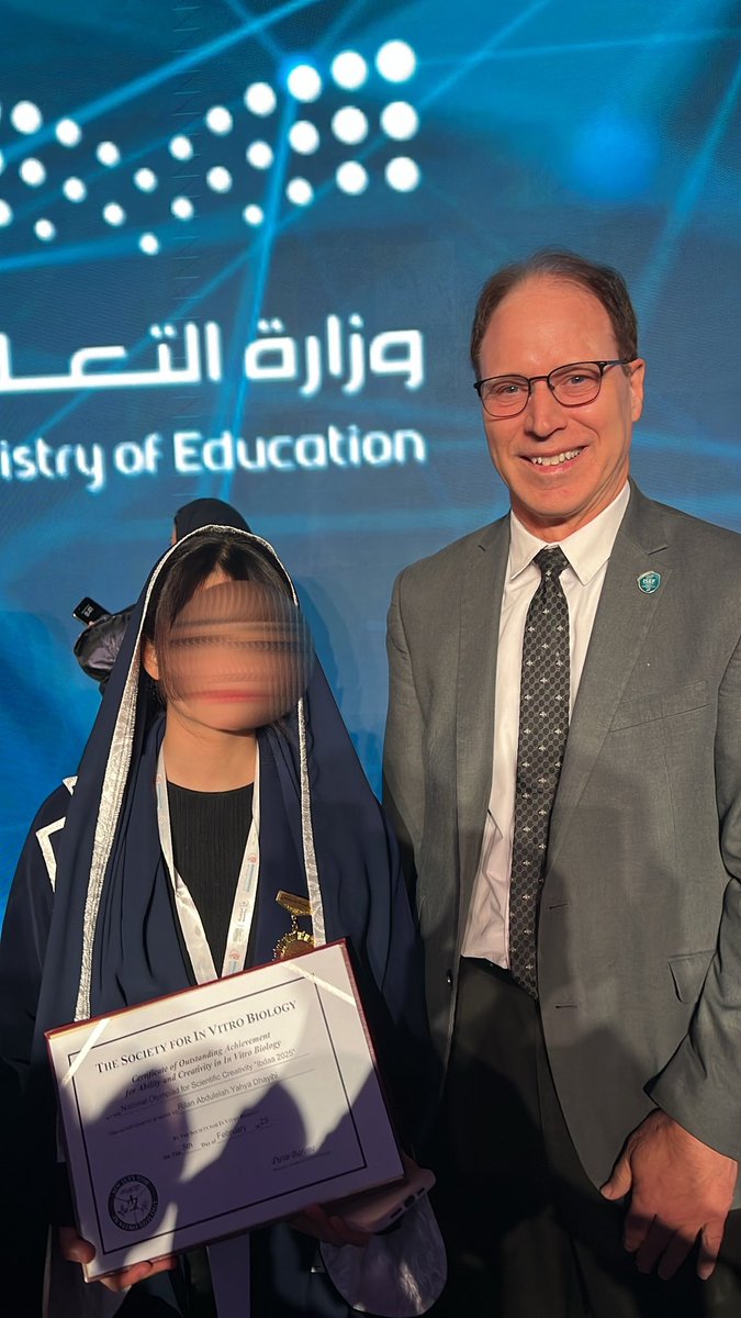 lonay1234's tweet photo. أنا سعيدة جدا بهذا الإنجاز فهذه كانت من افضل لحظات حياتي الفوز بجائزتين إحداهما دولية من Society for In Vitro Biology والأخرى محلية من وزارة الصحة من أول مشاركة وأول محاولة،هذه اللحظة زادت من شغفي بالبحث العلمي وعززت إيماني بأن الجهد والإصرار يصنعان الفرق💕 https://t.co/XPkissEVIK