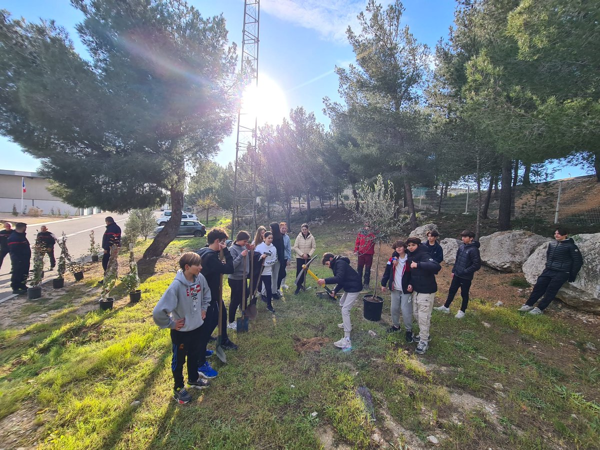 Pompiers_13's tweet photo. #VieDuCorps

3️⃣0️⃣ arbustes et 2️⃣ oliviers ont été plantés dernièrement au CIS @SaussetlesPins0 par les élèves des cadets de la @SecCivileFrance du Collège Matraja ! Une action citoyenne et engagée en faveur de l’environnement 🌱

➡️ https://t.co/8A7hWdAbVv https://t.co/sOOlER1ufY