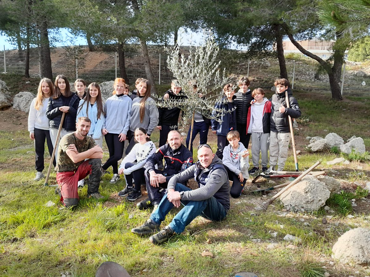 Pompiers_13's tweet photo. #VieDuCorps

3️⃣0️⃣ arbustes et 2️⃣ oliviers ont été plantés dernièrement au CIS @SaussetlesPins0 par les élèves des cadets de la @SecCivileFrance du Collège Matraja ! Une action citoyenne et engagée en faveur de l’environnement 🌱

➡️ https://t.co/8A7hWdAbVv https://t.co/sOOlER1ufY