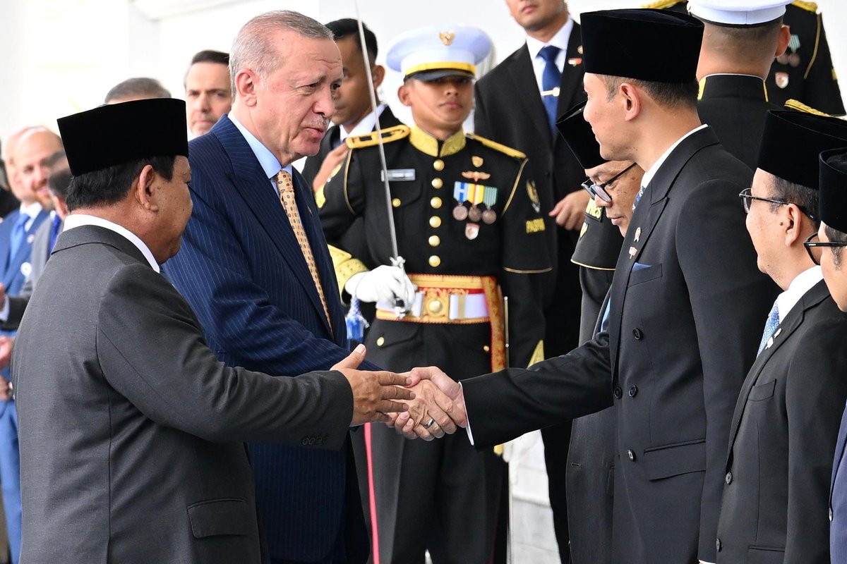 AgusYudhoyono's tweet photo. Hari ini, saya mendampingi Presiden @prabowo menerima kunjungan kenegaraan Presiden Recep Tayyip Erdoğan di Istana Kepresidenan Bogor. Lawatan resmi ini juga menjadi momen bersejarah dalam peringatan 75 tahun hubungan diplomatik antara Indonesia dan Türkiye, menandai eratnya kerja sama yang telah terjalin selama ini.

Dalam pertemuan Dewan Kerja Sama Strategis Tingkat Tinggi, kedua negara menegaskan komitmen untuk memperkuat kolaborasi di berbagai sektor, terutama di bidang perdagangan dan pertahanan. Nota kesepahaman yang ditandatangani hari ini menjadi langkah konkret dalam mempererat persahabatan kedua negara.

Presiden Prabowo juga mendorong percepatan implementasi Perjanjian Kemitraan Ekonomi Komprehensif antara Indonesia dan Türkiye. Upaya ini diharapkan dapat mempercepat pertumbuhan ekonomi, memperkuat ekosistem industri, serta menciptakan peluang investasi strategis yang membawa manfaat nyata bagi kesejahteraan rakyat.

Semoga hubungan Indonesia dan Türkiye semakin kokoh dan semakin menyejahterakan kedua bangsa. 🇮🇩 🇹🇷