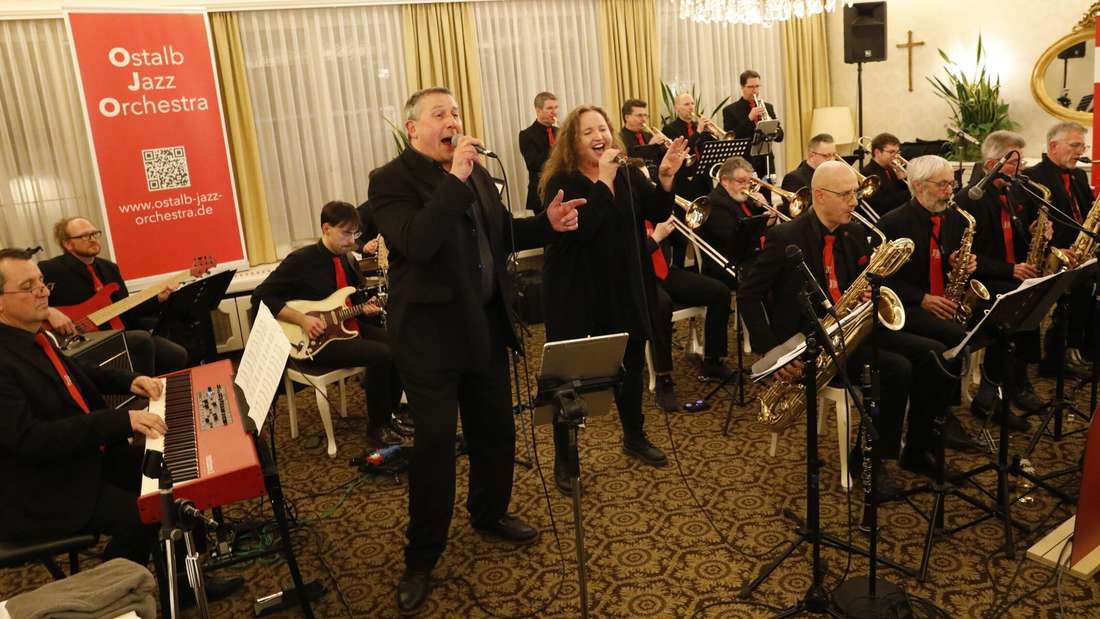 Heißer Jazz zum kaltem Markt. Das Ostalb Jazz Orchestra heizt dem Publikum mächtig ein. Der Altsaxofonist Sandel verabschiedet sich. Freunde des klassischen Big-Band-Swings kamen auf ihre Kosten. 🎷
➡️ow.ly/g2fV50UYroP