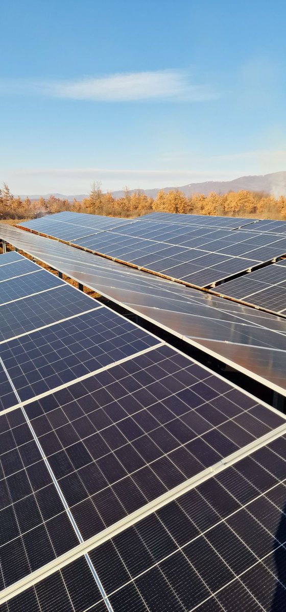 Unser neuester Photovoltaikpark wird in so einer Ausrichtung gebaut, dass wir zwar weniger Gesamtstrom erzeugen, dafür aber in den Stunden mehr erzeugen in denen die Strompreise höher sind. Wird solange ein smartes Invest sein, bis es überall Batterien gibt ;)
#solar #Strom