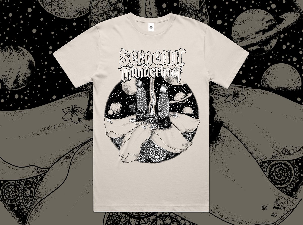 Sergeant Thunderhoof (@sgtthunderhoof) on Twitter photo Limited Edition t-shirt for Spring 2025 available for pre order. Ltd to 150 worldwide. Artwork by Sara-Jane Swettenham. Hand screen printed in our very own Bath by the esteemed gents at Memory Screen Print Studio. Available in sizes S all the way to 5XL.
sergeantthunderhoof.bandcamp.com/merch/a-vision… Limited Edition t-shirt for Spring 2025 available for pre order. Ltd to 150 worldwide. Artwork by Sara-Jane Swettenham. Hand screen printed in our very own Bath by the esteemed gents at Memory Screen Print Studio. Available in sizes S all the way to 5XL.
sergeantthunderhoof.bandcamp.com/merch/a-vision…