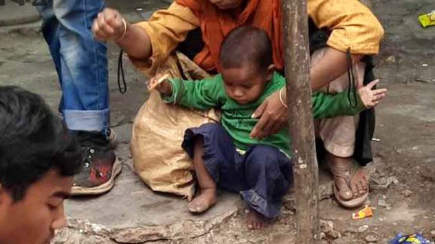 ‘এক টুকরা পাঙ্গাস মাছ খাইনের লাইগা ছেড়িডা কান্দে’