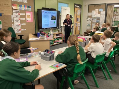 linchfield_cit's tweet photo. Yr 2 &amp; 6 recently took part in a #FireSafety workshop. @LincsFireRescue safety team talked to the children about how to keep safe during a fire, who to call and how to prevent a fire. The pupils spotted all the fire hazards in the home and what to do if one of them caught fire. https://t.co/AI3XHEBQTB