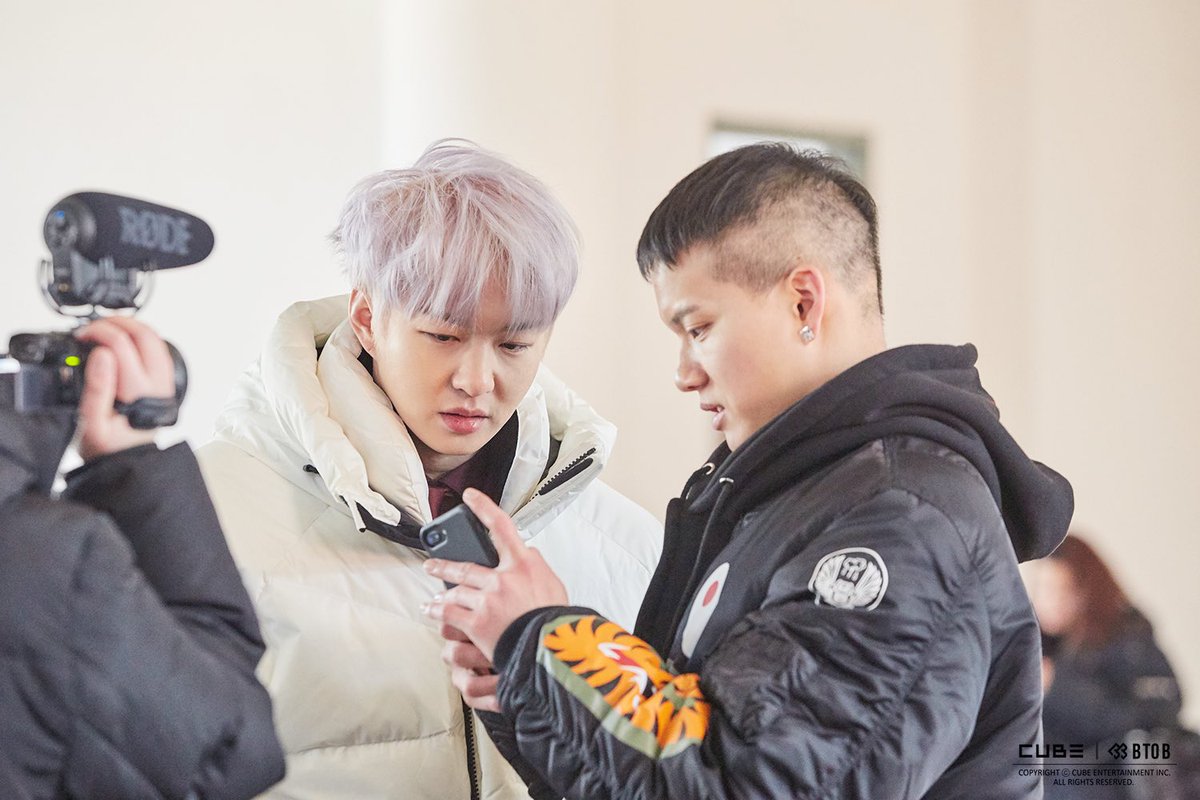 지금 앨범도 좋지만 예전에 창섭이 앨범 포토만에 분위기가 있는 거 같음.. 
그 이유가 작가 프니라서 창섭이가 프니를 보는 시선이 사진으로 나온거라는 말이 있는데 그게 너무 따뜻한 말인거 같아..