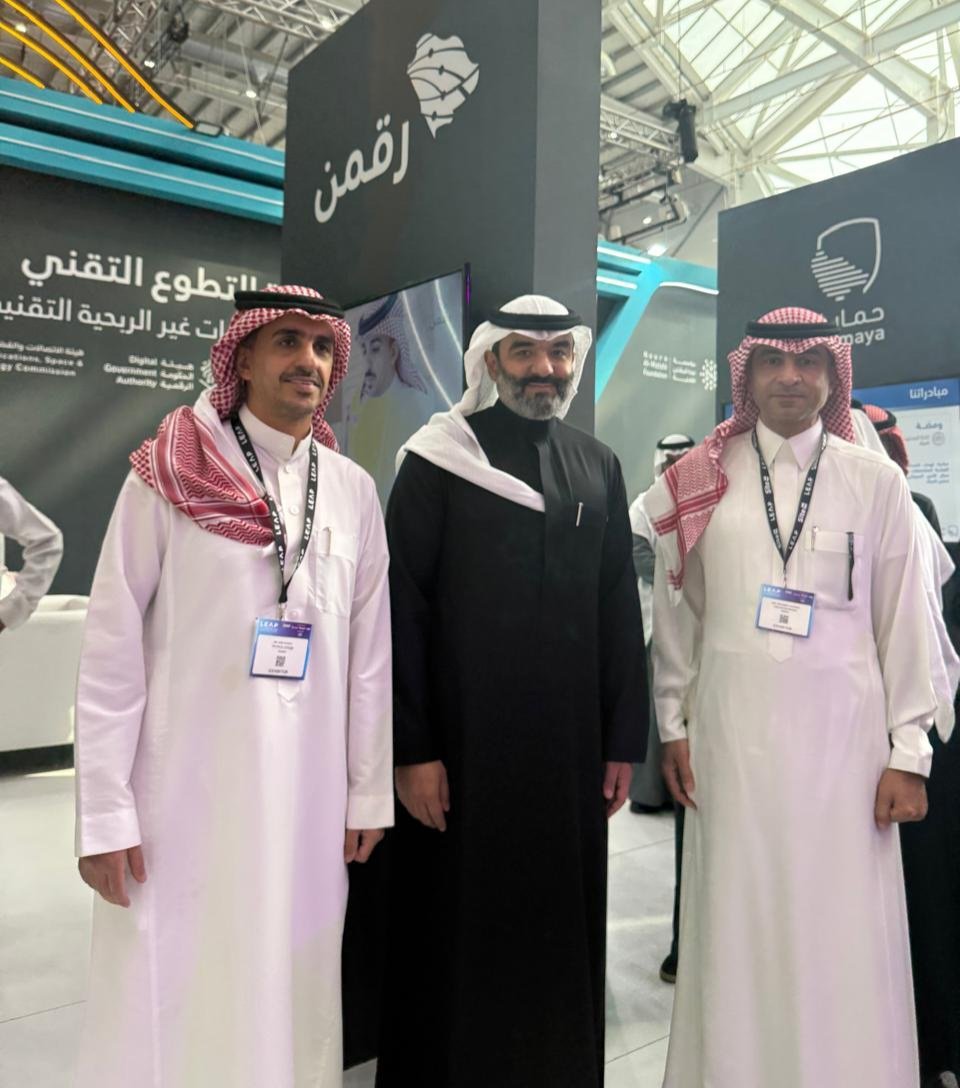 تشرفنا اليوم بزيارة معالي وزير الاتصالات وتقنية المعلومات المهندس عبدالله السواحة <a href="/aalswaha/">عبدالله عامر السواحهAbdullah Alswaha</a> في جناح جمعية رقمن في #ليب25 واستعرضنا مع معاليه مشاريع الجميعة وخططها المستقبلية التي ستساهم في مجال التحول الرقمي.