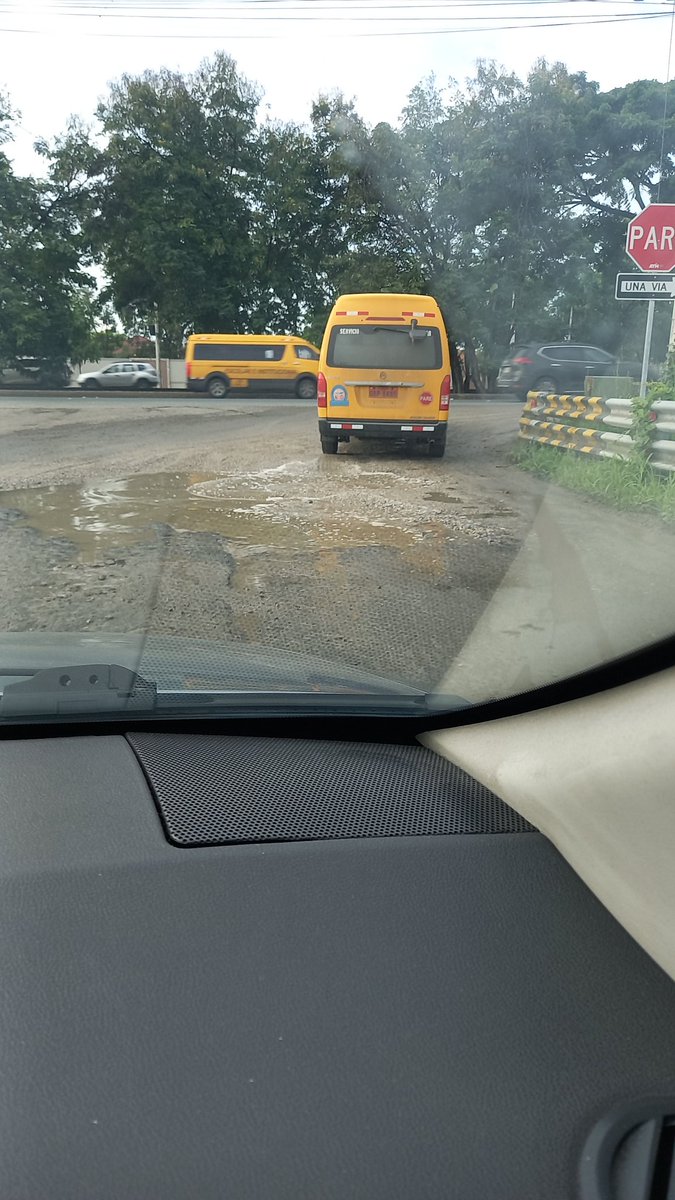 beatvasc's tweet photo. En via a la costa km 12.5 entrada ciudadela Casa Club y Cantera Guayco, la calle esta destruida @alcaldiagye @Urb_ViaLaCosta https://t.co/J9s0nGaT2y