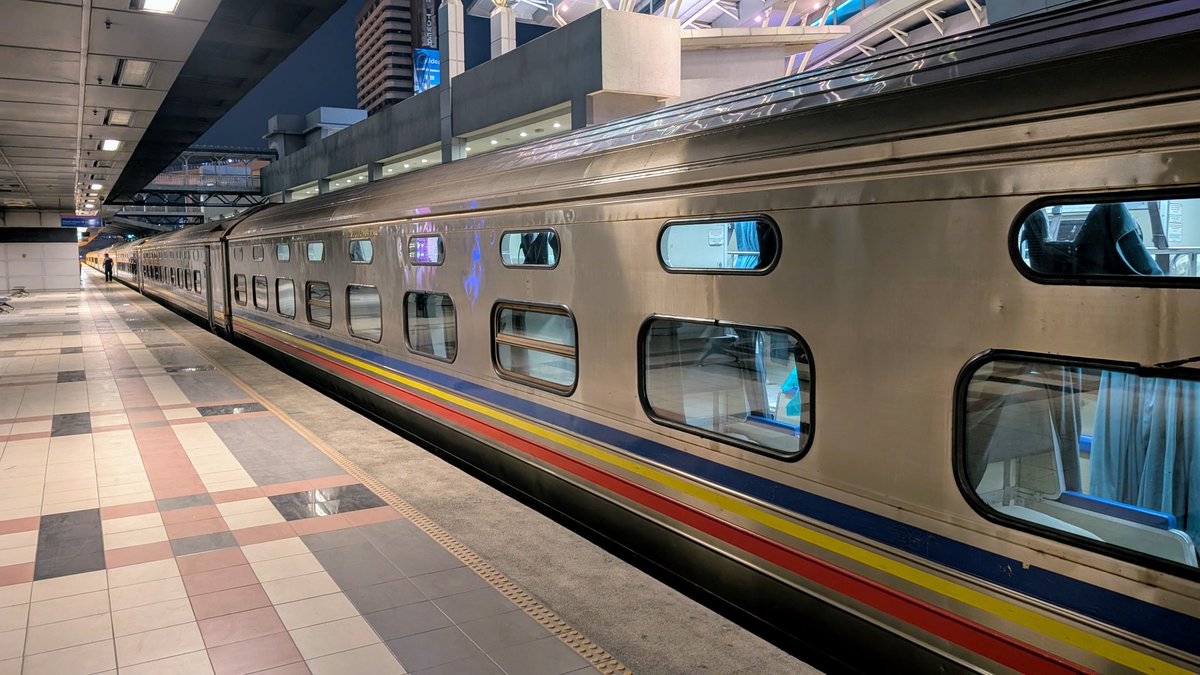 Tonight I'm onboard Malaysias only regular night train: The Jungle Sleeper 🇲🇾
Traveling through the night, from south in Johor Bahru through the central jungle up to Kota Bahru in the north. I've got a upper bunk tonight in one of the 3 sleeping cars 🚂🌙 - Let's go 💪