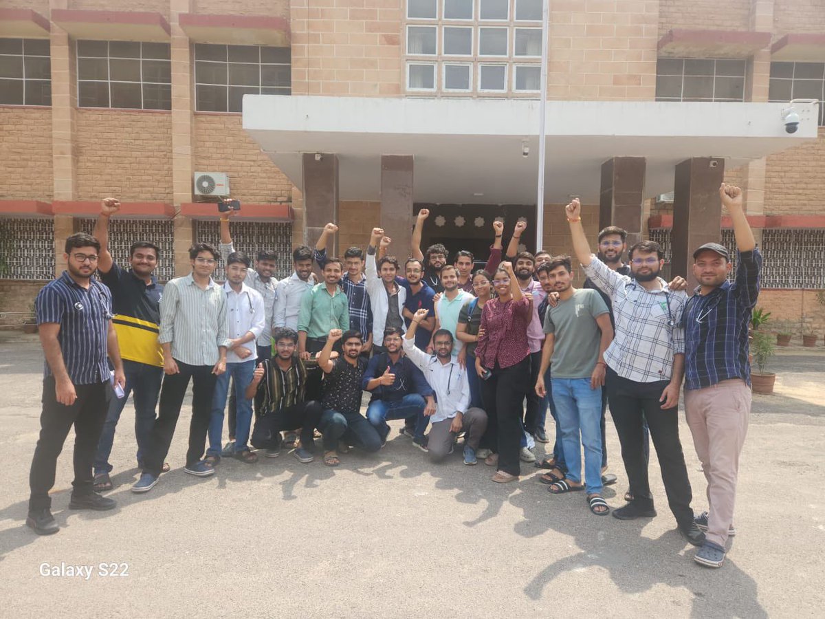 DrNaveenKumawat's tweet photo. 2019 बैच को #rajasthan_MO_Exam में शामिल करने के लिए #DrSNMC जोधपुर के इंटर्न डॉक्टर्स ने principal को स्वास्थ्य विभाग के नाम ज्ञापन दिया और बाकी सब अपने स्तर पर पूरी कोशिशों में लगे हुए हैं 
#019_बैच_को_भी_MO_में_शामिल_करो 
#2019batch #राजस्थान_चिकित्सा_अधिकारी_भर्ती_परीक्षा https://t.co/SG7AGEzVfj