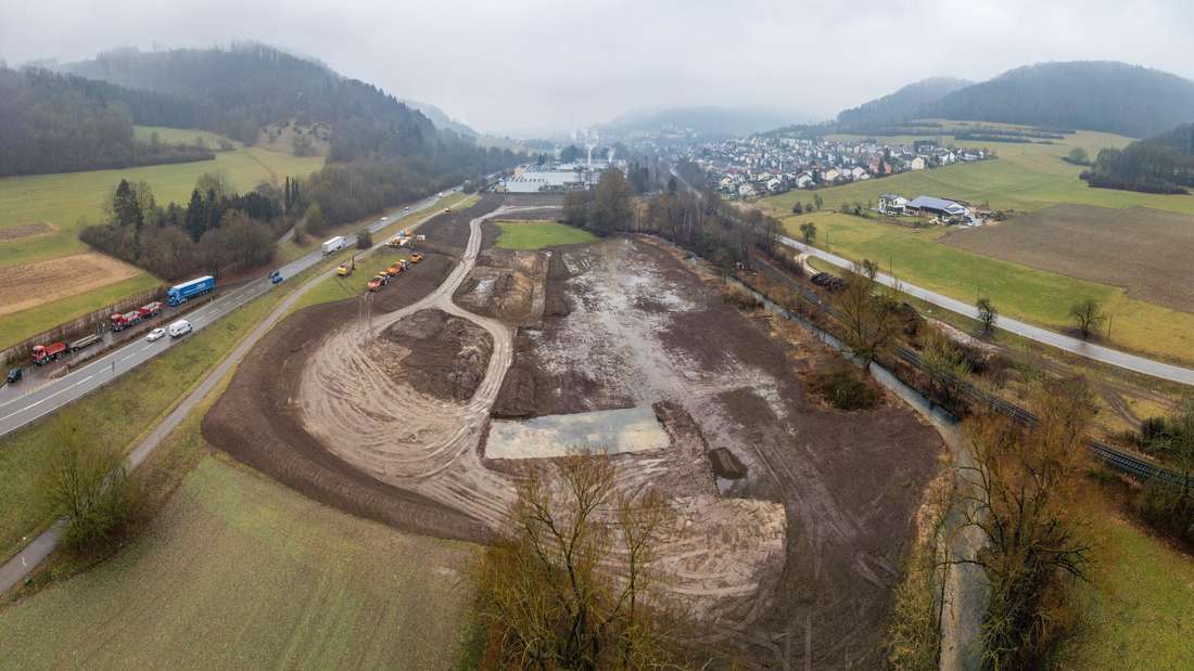 Die Firma RUD investiert in den Hochwasserschutz. Derzeit rollen die Bagger zwischen Unterkochen und Oberkochen. Insgesamt werden 11.500 Kubikmeter Erde bewegt. 🚧
➡️ow.ly/aaZV50UYrwK