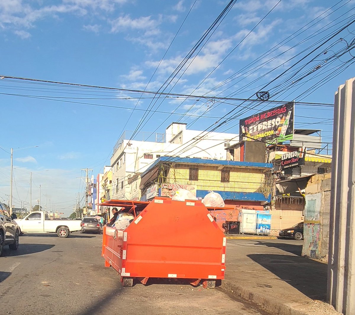 cmgenao's tweet photo. @dioastacio Esto es en la Av. San Vicente De Paul esq. Trina Moya De Vazquez. En plena vía y en una esquina donde se gira a la derecha. https://t.co/NLphGBgJEY