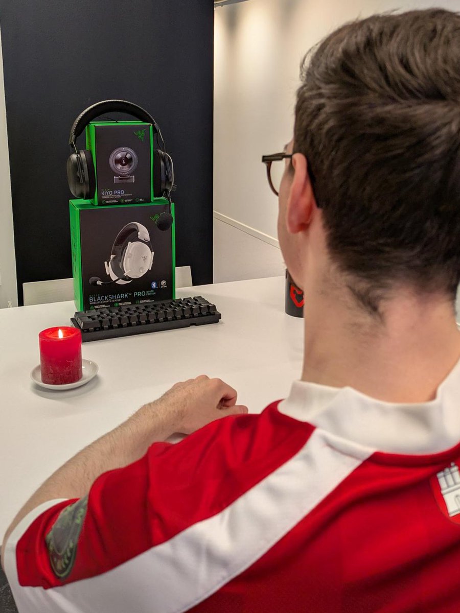 Decided to go on a candlelight date with <a href="/teamrazer/">Team RΛZΞR</a> before the final 🥰