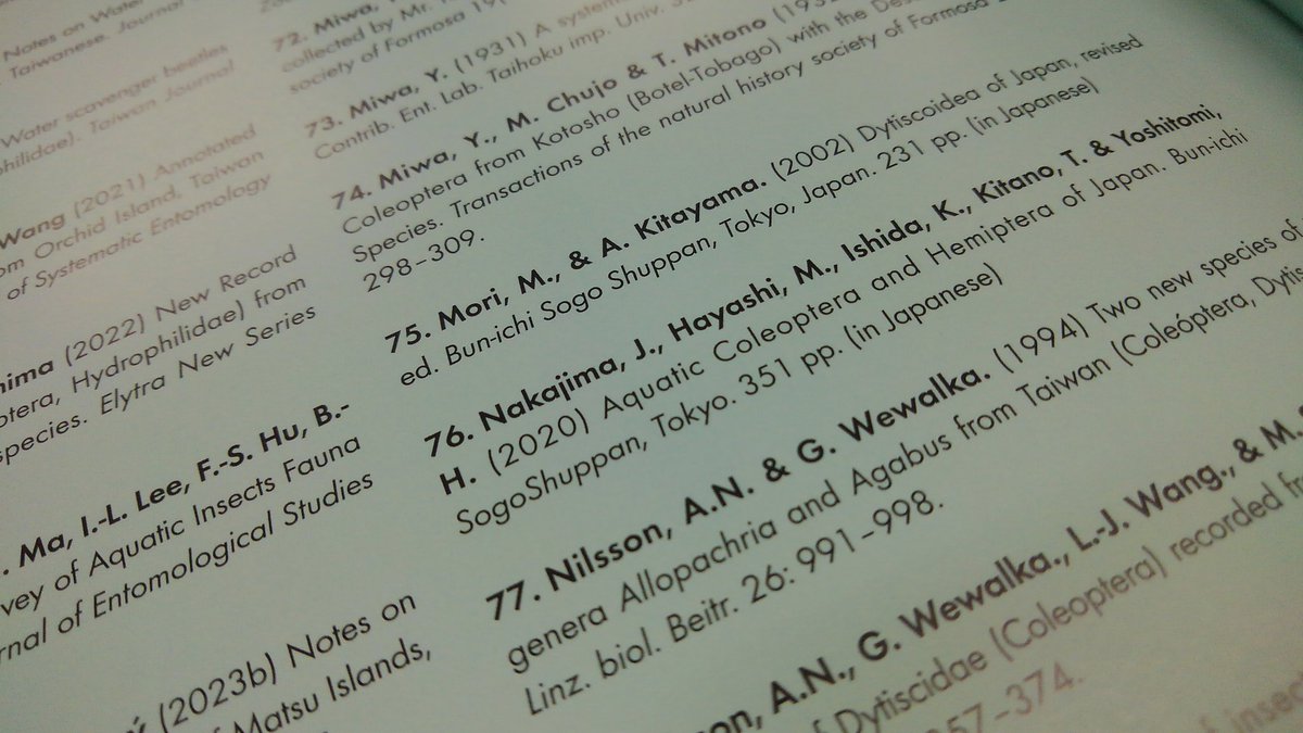 注文していた台湾水生甲虫図鑑が手元に！素晴らしすぎる図鑑！！表紙がカッコいい。標本の展脚がすさまじい。全種に和名も併記されている。すごい。拙著も引用されている。うれしい。
