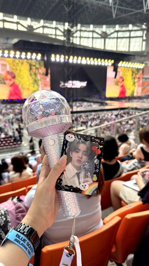 bearrycherry's tweet photo. Till we meet again🥹🩷🩵 @pledis_17 https://t.co/I7l1sLaNVn