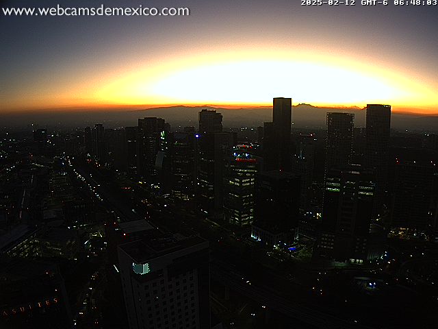webcamsdemexico's tweet photo. Las primeras luces de este miércoles se ven así desde Ciudad de México #CDMX. Temperatura actual: 12º C.           

Vista Santa Fe.                                  
Para ver en tiempo real:      
https://t.co/byRs2vOb5B https://t.co/cnh9lI5vCA