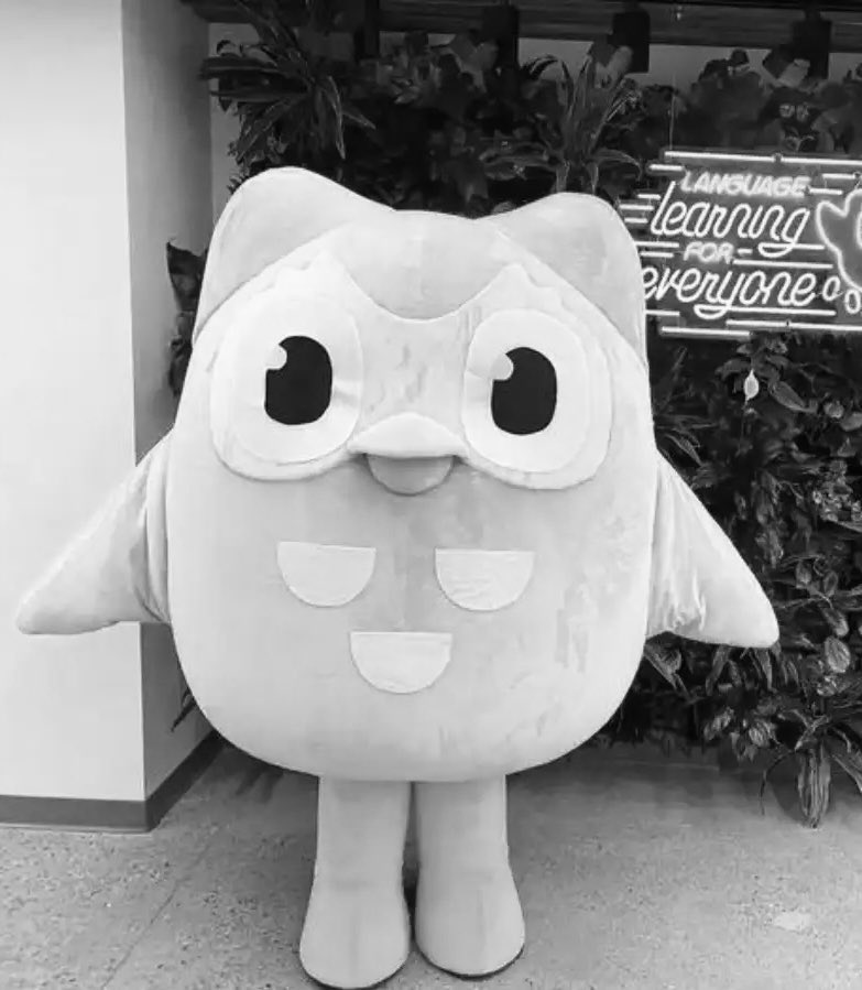 GloryMagazines's tweet image. Duolingo, maskotu olan yeşil baykuş Duo’nun öldüğünü duyurdu:

“Muhtemelen sizin derslerinizi yapmanızı beklerken öldü.”