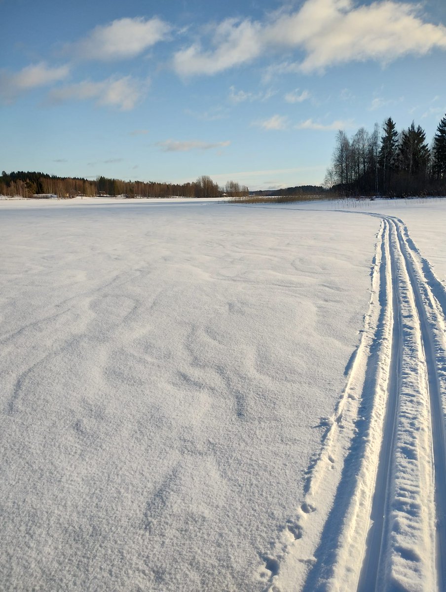kahonen68's tweet photo. Viides talvi Varpalla menossa ja nyt jo onnistui Varpasen jäällä hiihtäminen siten ettei siellä ollut vettä ja oli latu.
#hiihto #pertsa https://t.co/0hOBAnDk0h