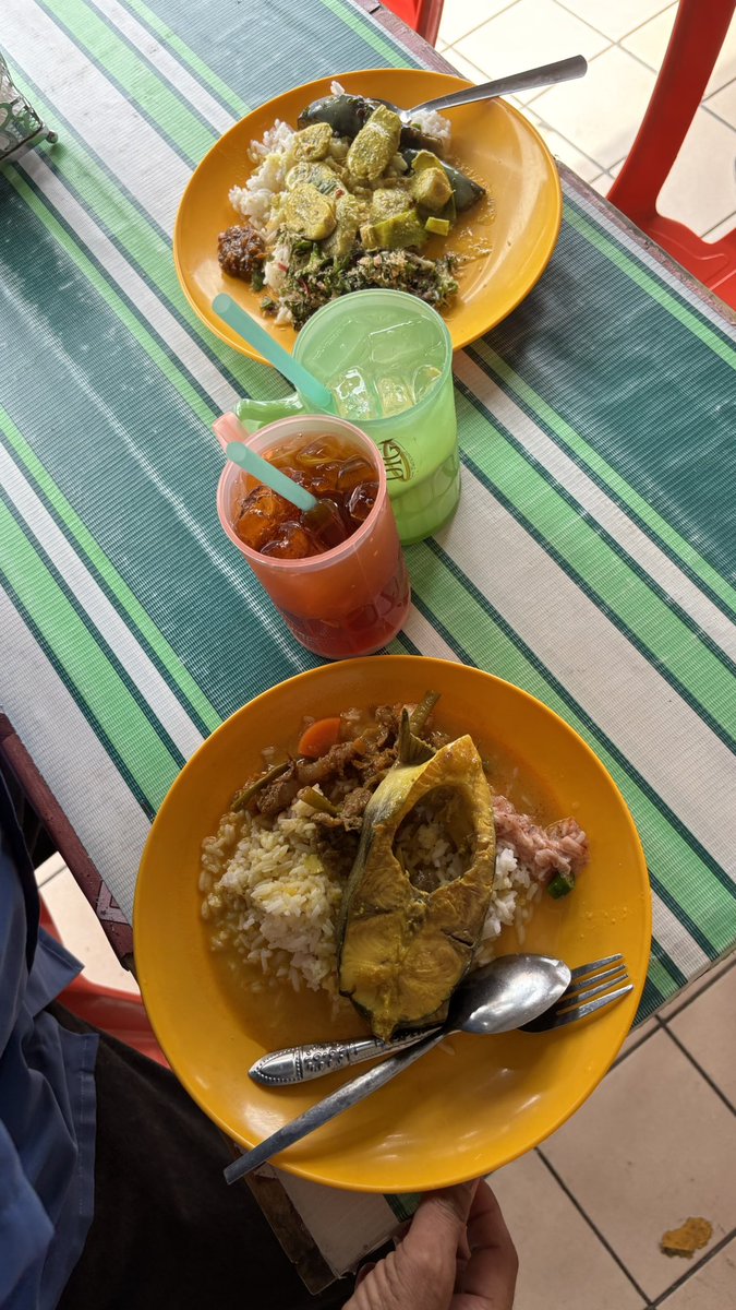 athiliaa's tweet photo. @facktura Kebiasaanya kalau kedai mak saya, cust amek lauk mcm gini harga portion RM8-RM12 je bang. 
Mana org Johor, singgah Kluang. Jemput singgah kedai mak saya.
Gerai Hjh Maimunah, Bumbung Hijau, Kluang. https://t.co/lbKjWV6fQg