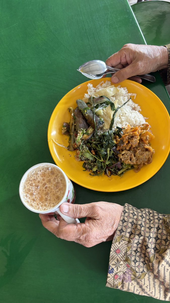 athiliaa's tweet photo. @facktura Kebiasaanya kalau kedai mak saya, cust amek lauk mcm gini harga portion RM8-RM12 je bang. 
Mana org Johor, singgah Kluang. Jemput singgah kedai mak saya.
Gerai Hjh Maimunah, Bumbung Hijau, Kluang. https://t.co/lbKjWV6fQg