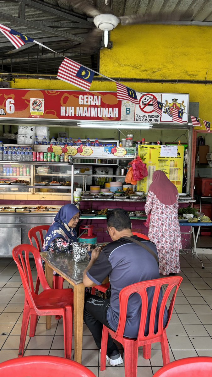 athiliaa's tweet photo. @facktura Kebiasaanya kalau kedai mak saya, cust amek lauk mcm gini harga portion RM8-RM12 je bang. 
Mana org Johor, singgah Kluang. Jemput singgah kedai mak saya.
Gerai Hjh Maimunah, Bumbung Hijau, Kluang. https://t.co/lbKjWV6fQg