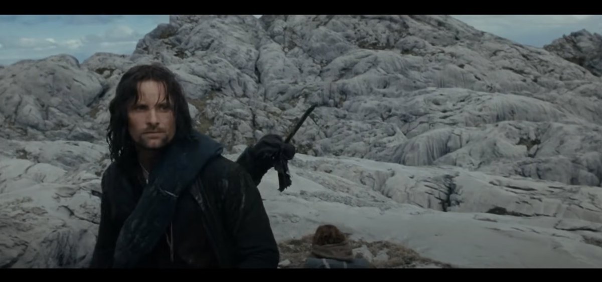 👏 Uno de los momentos magistrales de 'La Comunidad del Anillo' que transcurre un tanto desapercibido es el perfecto paso del testigo como guía de la Comunidad de Gandalf a Aragorn tras la caída del mago gris en el puente de Khazad-Dum. Hilo para explicarlo (1/12) 🧵 ⤵️