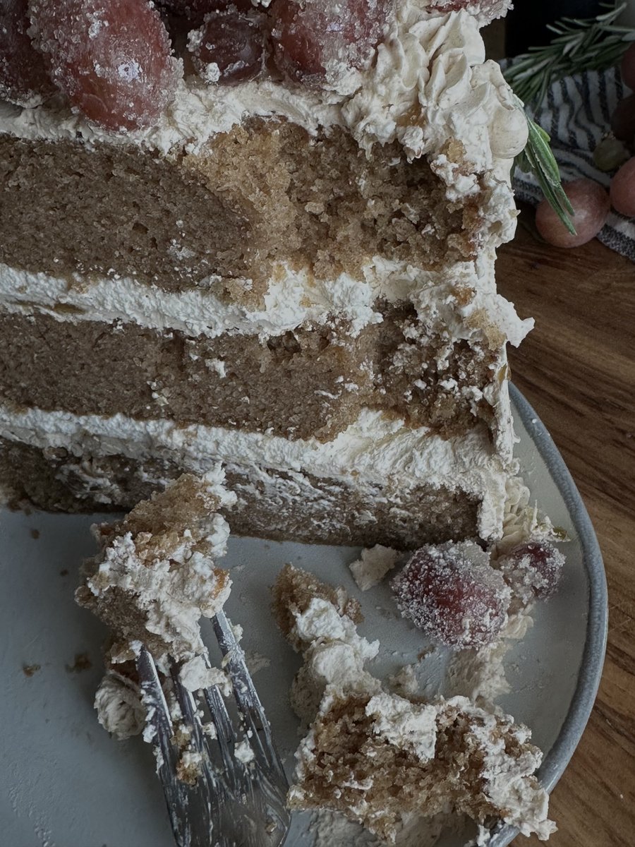 theclovecoterie's tweet photo. Cinnamon sugar cake, brown sugar cake soak, rosemary vanilla bean mousse, fig Swiss meringue buttercream. Recipe in bio 🤍 https://t.co/nrr3fOukam